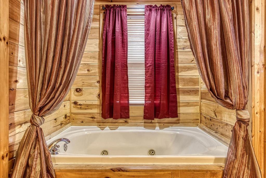 Always Kiss Me Goodnight- Hot Tub, You Get 1089 Of Free Area Attraction Tickets For Each Paid Day! Pigeon Forge Exteriör bild