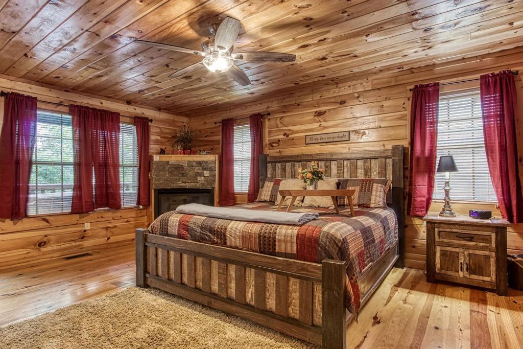 Always Kiss Me Goodnight- Hot Tub, You Get 1089 Of Free Area Attraction Tickets For Each Paid Day! Pigeon Forge Exteriör bild